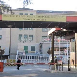 Picchiato con un piccone dopo il furto: quarantenne in ospedale. Boato nella notte nel centro di Aosta