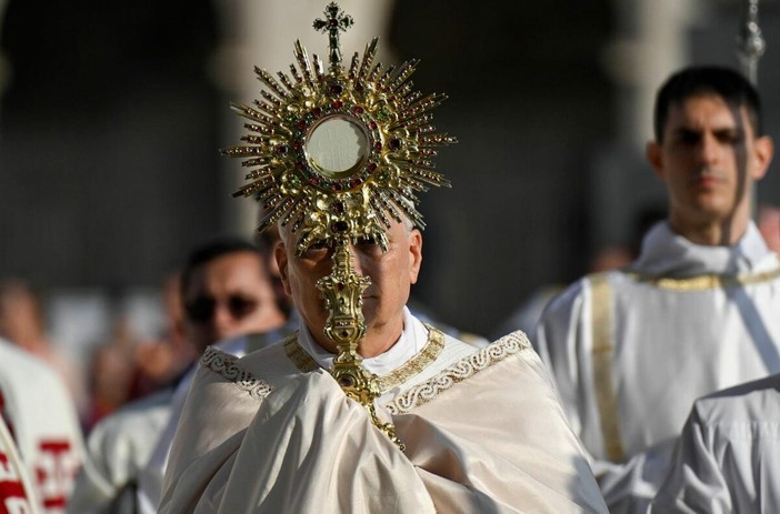 Corpus Domini, il Papa: nelle processioni “una coraggiosa testimonianza di fede”