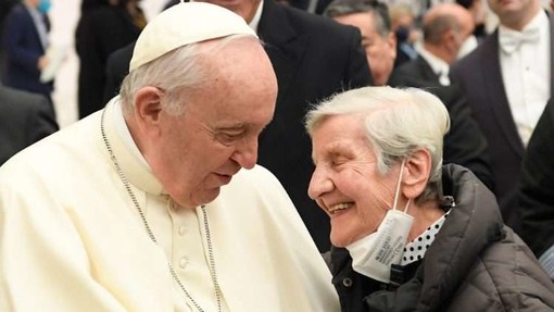 Papa Francesco saluta una anziana