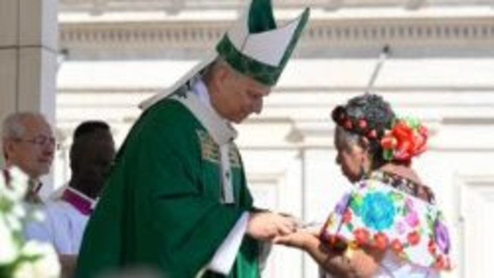 Il Papa: l'opulenza causa la miseria di interi popoli, sfruttati e piagati da guerre