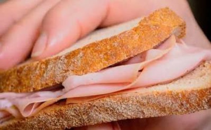 Per la mamma solo un panino e una mela Per la mamma solo un panino e una mela