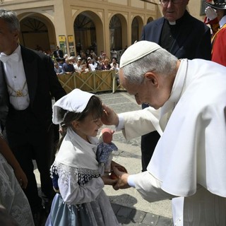 L’industria dei consumi avvelena il cuore, il Papa: Dio allarga la vita e apre alla vera gioia