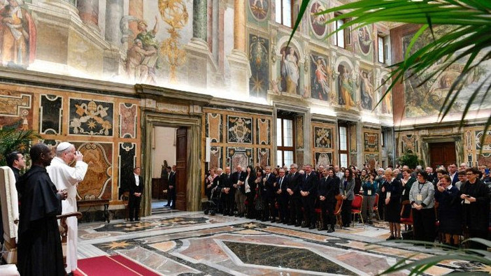 Il Papa: presenza e custodia per rispondere alle inquietudini dei giovani