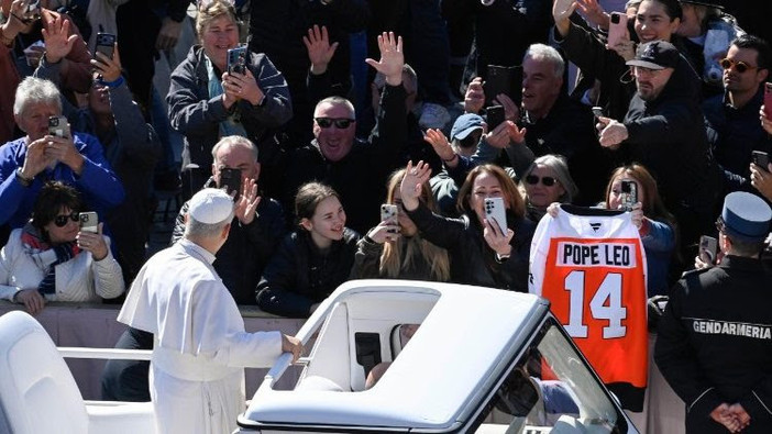 Laici e sacerdoti, uniti nella missione: il Papa richiama la Chiesa a essere testimone credibile