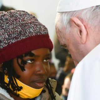 Il Papa saluta una rifugiata durante la visita al centro di Mytilene in Grecia (2021) Il Papa saluta una rifugiata durante la visita al centro di Mytilene in Grecia (2021)  (Vatican Media)