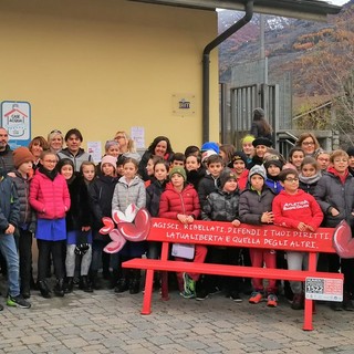 Foto di gruppo all'inaugurazione della panchina rossa