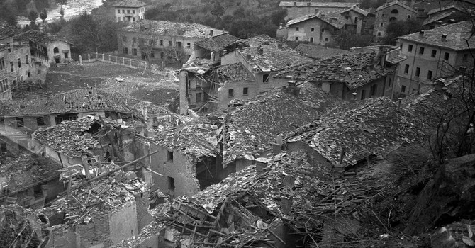 Pont-Saint-Martin ricorda il 23 agosto 1944: dalla memoria del bombardamento un messaggio di pace Pont-Saint-Martin ricorda il 23 agosto 1944: dalla memoria del bombardamento un messaggio di pace