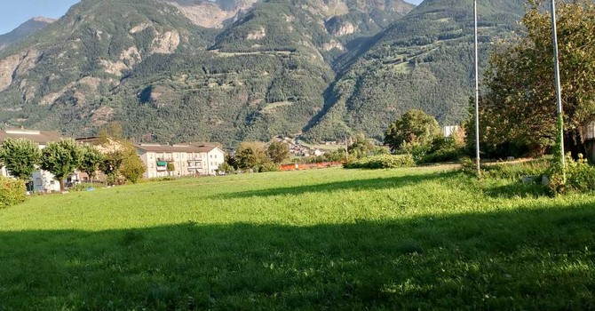 Il grande prato verde dove il sindaco pensa di realizzare un centro commerciale (ph red) Il grande prato verde dove il sindaco pensa di realizzare un centro commerciale (ph red)