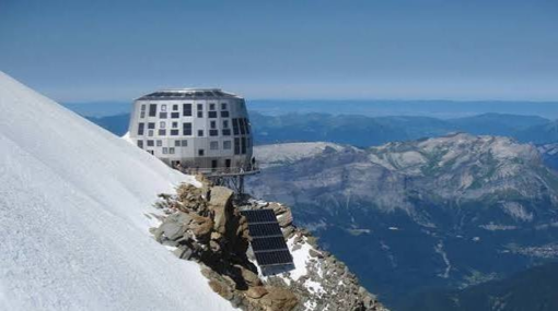 Monte Bianco, 32 alpinisti bloccati al Goûter: niente elicottero gratuito, il sindaco «Non è un soccorso» Monte Bianco, 32 alpinisti bloccati al Goûter: niente elicottero gratuito, il sindaco «Non è un soccorso»