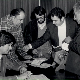 Nella foto con la  camicia a quadri Attlio Rollando in Consiglio Valle durante uno scrutinio