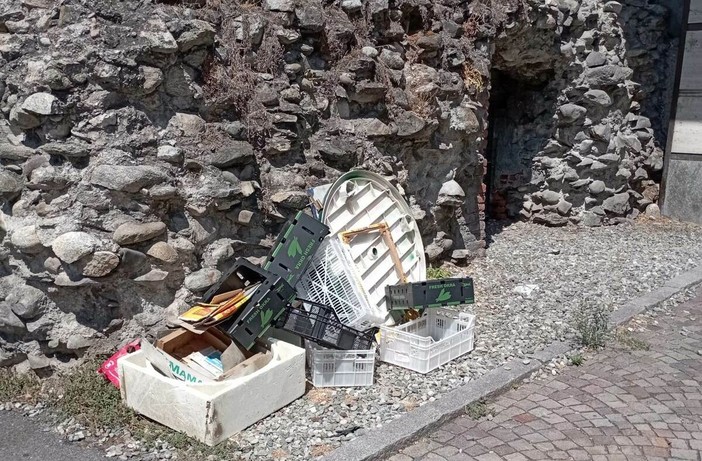 Rifiuti davanti alla Torre del Lebbroso: la rabbia dei cittadini contro il degrado nel cuore di Aosta sì bella e perduta Rifiuti davanti alla Torre del Lebbroso: la rabbia dei cittadini contro il degrado nel cuore di Aosta sì bella e perduta