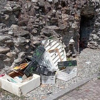 Rifiuti davanti alla Torre del Lebbroso: la rabbia dei cittadini contro il degrado nel cuore di Aosta sì bella e perduta