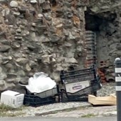 Aosta, la discarica sotto la Torre del Lebbroso: "Così il centro storico perde dignità" Aosta, la discarica sotto la Torre del Lebbroso: "Così il centro storico perde dignità"