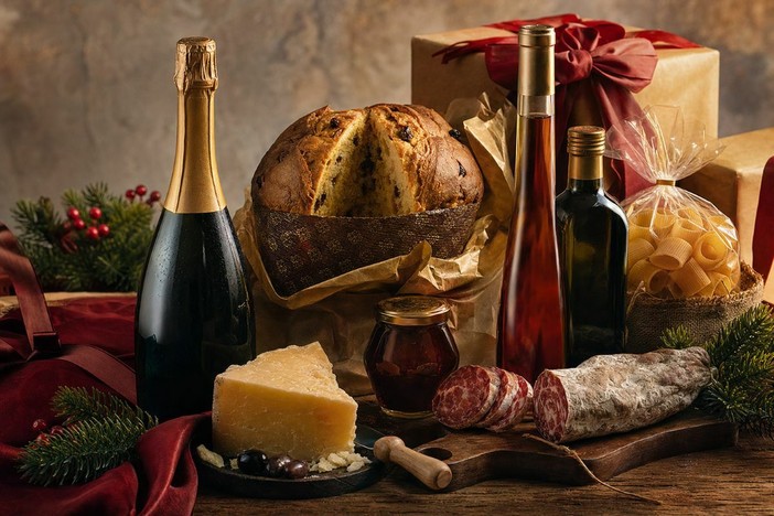 Dal panettone ai vini selezionati, il cesto natalizio riscopre il valore del Made in Italy Dal panettone ai vini selezionati, il cesto natalizio riscopre il valore del Made in Italy