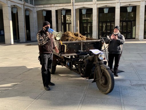 Ristoratori arrabbiati sotto le finestre del Palazzo regionale - I VIDEO