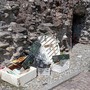 Rifiuti davanti alla Torre del Lebbroso: la rabbia dei cittadini contro il degrado nel cuore di Aosta sì bella e perduta Rifiuti davanti alla Torre del Lebbroso: la rabbia dei cittadini contro il degrado nel cuore di Aosta sì bella e perduta