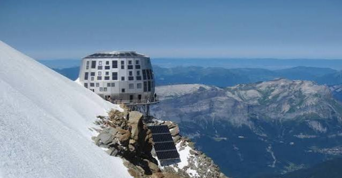 Monte Bianco, 32 alpinisti bloccati al Goûter: niente elicottero gratuito, il sindaco «Non è un soccorso» Monte Bianco, 32 alpinisti bloccati al Goûter: niente elicottero gratuito, il sindaco «Non è un soccorso»