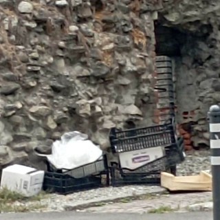 Aosta, la discarica sotto la Torre del Lebbroso: "Così il centro storico perde dignità" Aosta, la discarica sotto la Torre del Lebbroso: "Così il centro storico perde dignità"