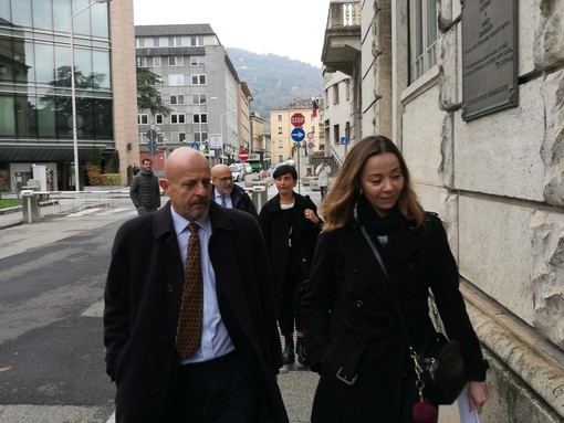 Filippo Rolando insieme ad alcuni legali all'ingresso del tribunale di Aosta (immagine di archivio)