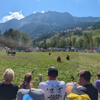 Ayas, la tradizione delle Reines conquista Periasc: quasi 3.000 persone per una festa di territorio