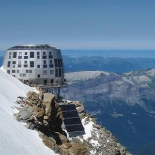 Monte Bianco, 32 alpinisti bloccati al Goûter: niente elicottero gratuito, il sindaco «Non è un soccorso» Monte Bianco, 32 alpinisti bloccati al Goûter: niente elicottero gratuito, il sindaco «Non è un soccorso»