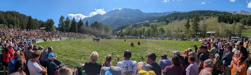 Ayas, la tradizione delle Reines conquista Periasc: quasi 3.000 persone per una festa di territorio Ayas, la tradizione delle Reines conquista Periasc: quasi 3.000 persone per una festa di territorio
