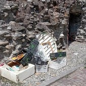 Rifiuti davanti alla Torre del Lebbroso: la rabbia dei cittadini contro il degrado nel cuore di Aosta sì bella e perduta Rifiuti davanti alla Torre del Lebbroso: la rabbia dei cittadini contro il degrado nel cuore di Aosta sì bella e perduta