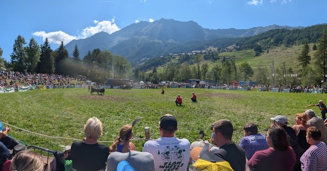 Ayas, la tradizione delle Reines conquista Periasc: quasi 3.000 persone per una festa di territorio