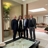 Da sinistra, Francesco Nova, Chiara Osnago Gadda, Massimo Senini e Mariano Giovanni Carozzi, davanti al tavolo/scultura realizzato dall’artista Didone, con il piano in materiale NOAI di Senini.