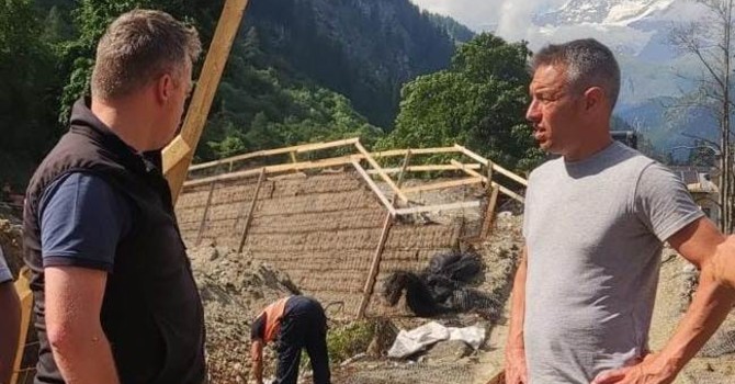 A ds Davide Sapinet in sopralluogo in un cantiere