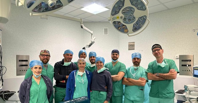L'equipe di neurochirurgia con neurorianimatori e neuroanestesisti e nurse della sala L'equipe di neurochirurgia con neurorianimatori e neuroanestesisti e nurse della sala