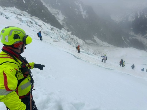 Doppio intervento del soccorso alpino a Courmayeur: parapendista in rianimazione e alpinista salvato da un crepaccio