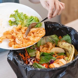 Spreco alimentare, Italia: vale 555 grammi settimanali a testa