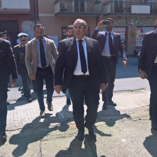 L'arrivo del Prefetto Di Bari nella villa confiscata ai Gallico (foto tratta da NotizieInquieto)