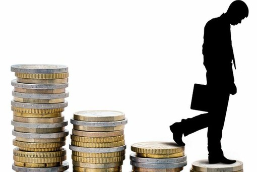 Redditi reali in calo dell’8,8%: famiglie sempre più in difficoltà Redditi reali in calo dell’8,8%: famiglie sempre più in difficoltà