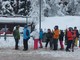 Sciatori in attesa dlla navetta a Champoluc (foto RCB) Sciatori in attesa dlla navetta a Champoluc (foto RCB)