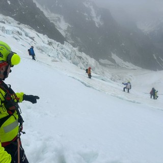 Doppio intervento del soccorso alpino a Courmayeur: parapendista in rianimazione e alpinista salvato da un crepaccio