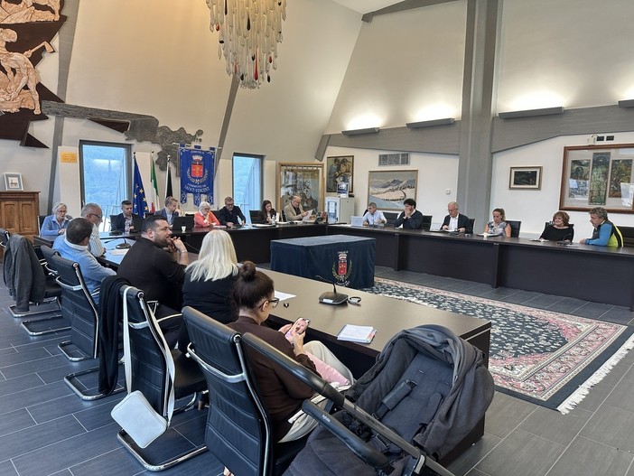 Saint-Vincent, dal Consiglio comunale il ritorno delle scuole superiori Saint-Vincent, dal Consiglio comunale il ritorno delle scuole superiori