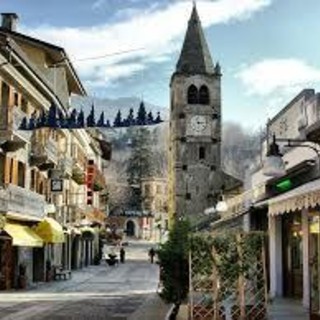 Alberi tagliati e luminarie d’oro, 'Saint-Vincent Rialzati 'passa all’attacco