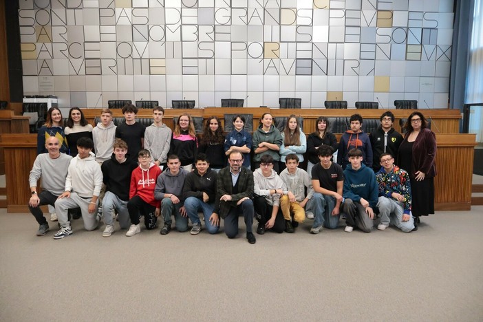 Al centro il presidente del Consiglio Stefano Aggravi Al centro il presidente del Consiglio Stefano Aggravi