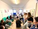 Le infermiere del SerD Simona Perrone e Lorena Tripodi spiegano alla classe il PAID (Programma ambulatoriale intensivo disintossicante per la dipendenza da alcol)