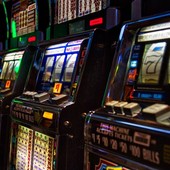 Gioco d’azzardo, il conto nascosto per la collettività: 85 euro l’anno per famiglia
