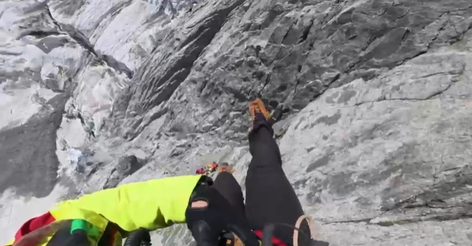 Valle d'Aosta, giornata drammatica tra montagne e strade: un'escursionista muore al lago Licony, numerosi interventi di soccorso Valle d'Aosta, giornata drammatica tra montagne e strade: un'escursionista muore al lago Licony, numerosi interventi di soccorso