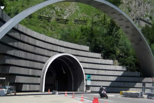 TUNNEL DU MONT BLANC Réhabilitation d’une portion de dalle de roulement et renouvellement des enrobés sur toute la longueur du tunnel
