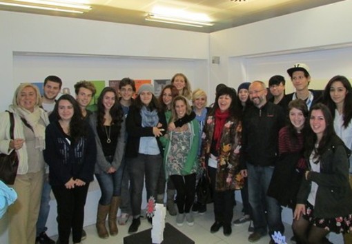 A sinistra la preside, Anna Maria Traversa, con alcuni studenti del Liceo artistico A sinistra la preside, Anna Maria Traversa, con alcuni studenti del Liceo artistico