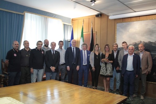 Foto di gruppo della delegazione del Comune di Tolentino con le autorità regionali valdostane