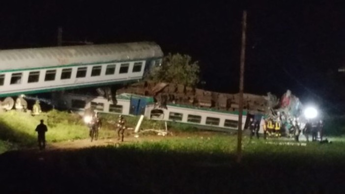 Qui e nel video del nostro collaboratore piemontese, il treno deragliato pochi minuti dopo l'incidente
