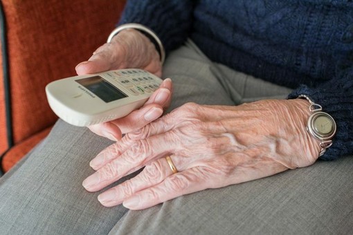 ALLARME TRUFFE AGLI ANZIANI: FALSIFICANO L’USL, DENUNCIA CONTRO IGNOTI