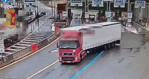 Tir contromano per un chilometro in autostrada Aosta, strage sfiorata -IL VIDEO
