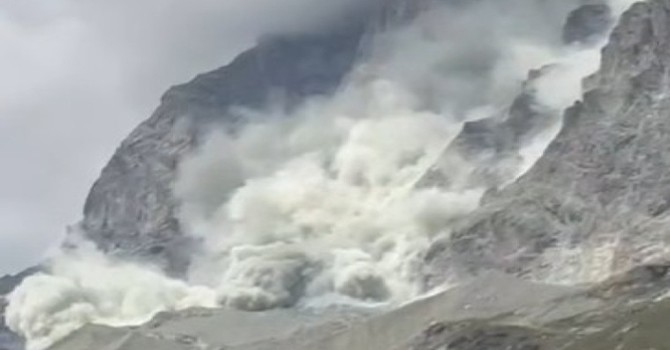 Crollo sul Cervino, scatta l'allarme: sospese le ascensioni alla Gran Becca dopo la maxi frana sulla parete Sud Crollo sul Cervino, scatta l'allarme: sospese le ascensioni alla Gran Becca dopo la maxi frana sulla parete Sud